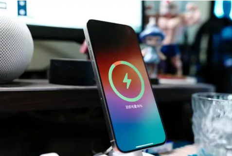 潞城苹果15换屏服务分享用什么充电器给iPhone15充电更好 